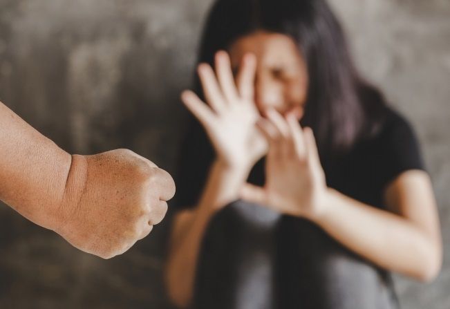 PM conduz homem à delegacia após denúncia de violência doméstica