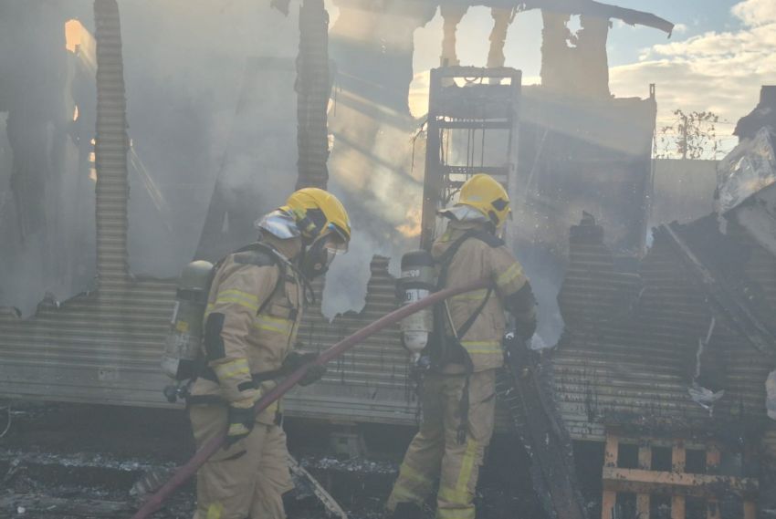 Incêndio atinge contêiner próximo a torre de telefonia em Aracaju