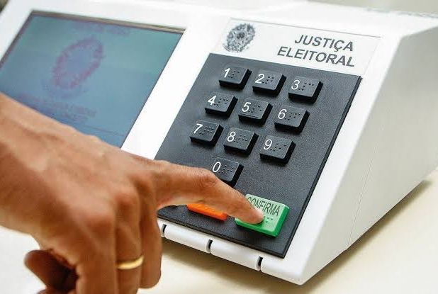 Votação começa e termina no mesmo horário em todo o país